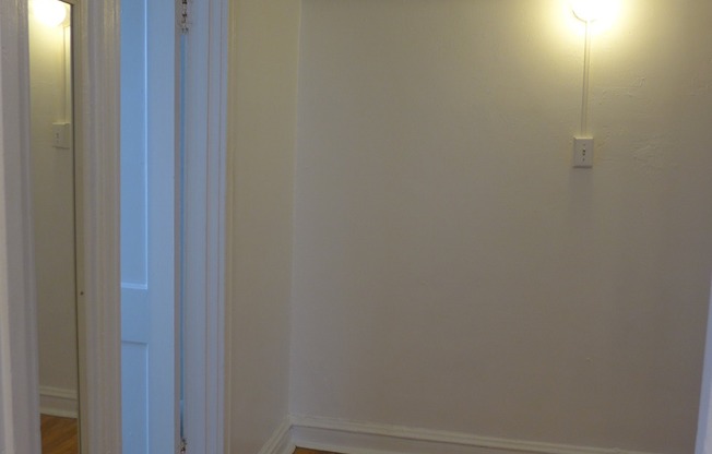 Studio, 1 bath, 400 sqft, $785, Unit 208