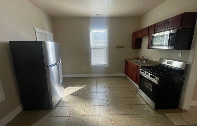 3 beds, 1 bath, $2,000, Unit 7927 # 2