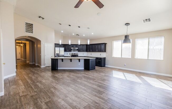 3 BED, 2 BATH + DEN BEAUTIFUL RESIDENCE IN GLENDALE!