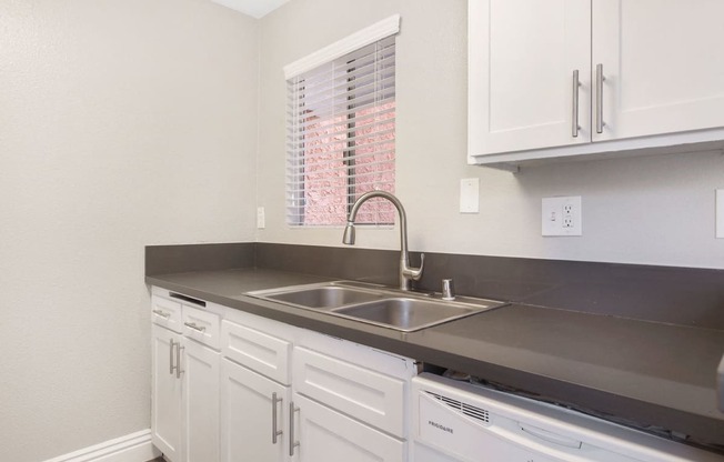 Quartz Countertops In Kitchen at Pacific Trails Luxury Apartment Homes, Covina, CA, 91722