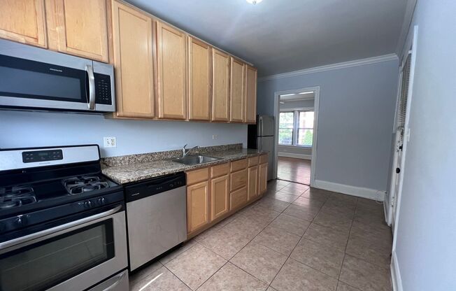 3 beds, 1 bath, 825 sqft, $2,995, Unit 2121-21-1J