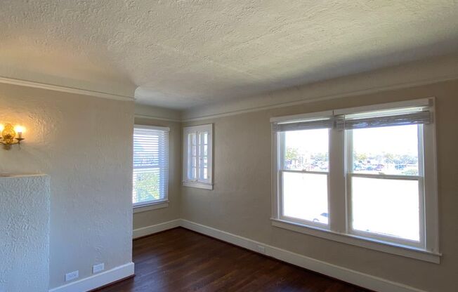 2 bed/1 bath Upstairs Duplex with Private Balcony