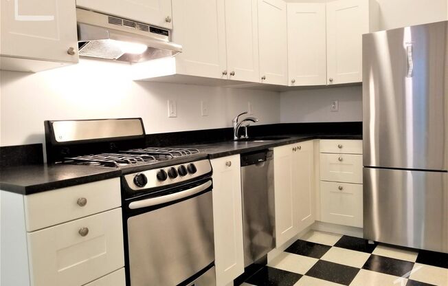 2 beds, 1 bath, $2,900, Unit 7B