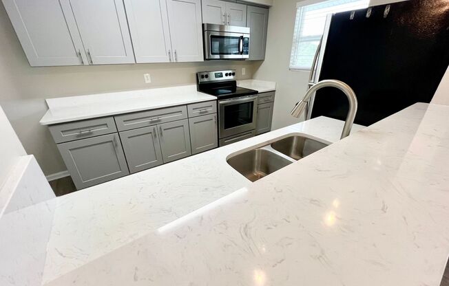 2 beds, 2 baths, 950 sqft, $1,740, Unit 2111-10 R