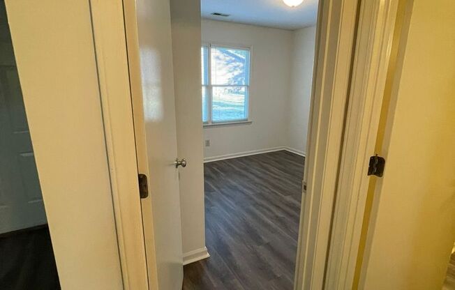 2 beds, 1 bath, $975, Unit A