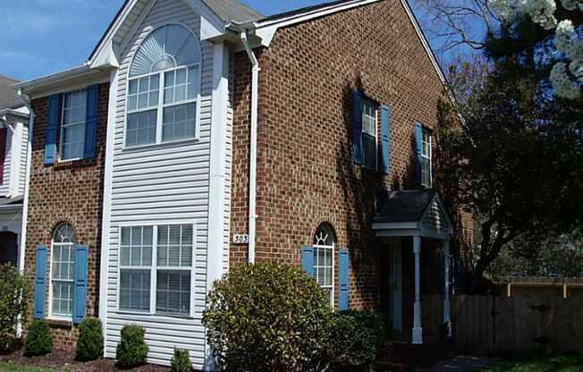 CHESAPEAKE UPDATED END-UNIT TOWNHOME