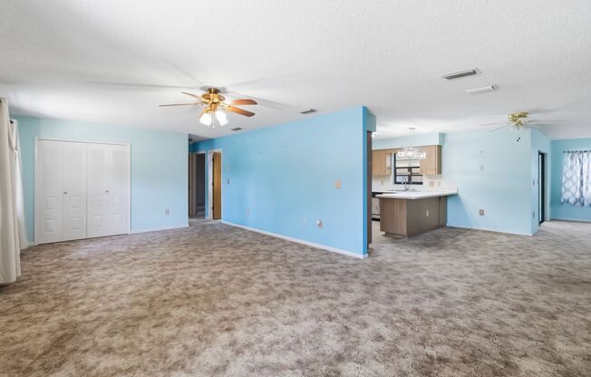 Charming 2/2 Spacious Home with/ 1 Car Garage in St. Cloud Close to the Lakefront Park