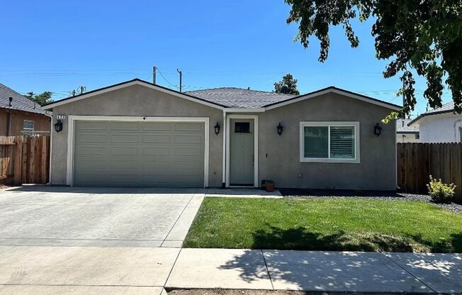 Beautiful single story home ready to be called home in Lodi!