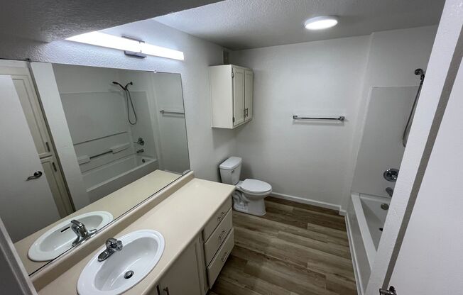 3 beds, 2 baths, 1,076 sqft, $2,200, Unit 2007