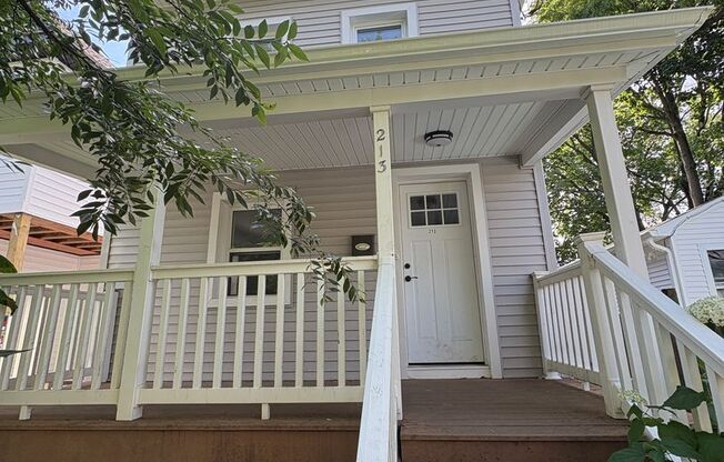 Gorgeous 3 bedroom 1 1/2 bathroom Single Family House