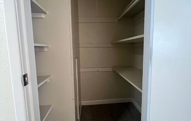 Charming 1 Bedroom Flat in Irvington!