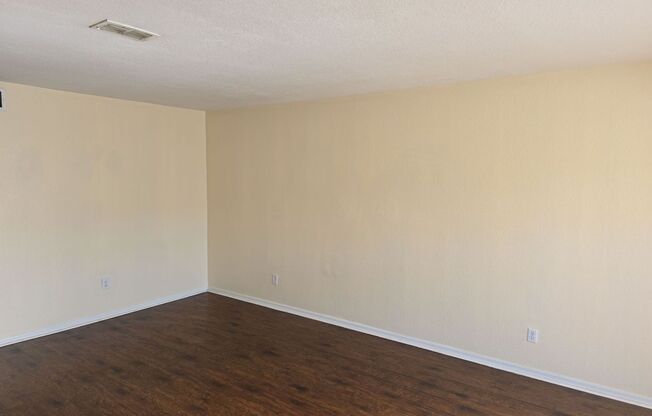 Charming 2 bedroom, 1.5 bathroom, 2 story townhouse for rent in Dade City!