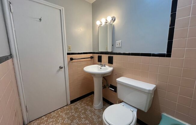 2 beds, 1 bath, 800 sqft, $1,890, Unit 6230 Fifth Ave. #222D