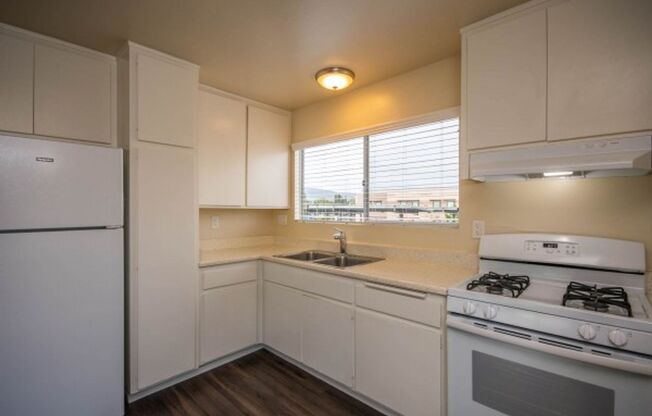 2 beds, 1 bath, 700 sqft, $2,250, Unit L