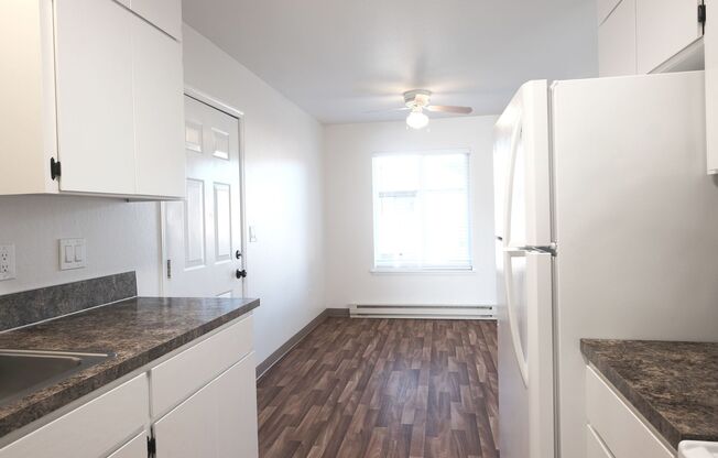 Cedars in Sweethome ** Walk in Closets, on site laundry in a lovely Community