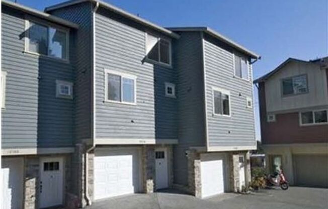Beautiful townhouse 3 beds 2.5 baths.