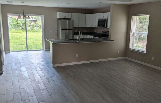 HALF OFF 1st MONTHS RENT - Ask about our MOVE IN SPECIAL!!! 3 Bedroom 2 Bath Duplex w/ Single Car Garage in Mt Dora