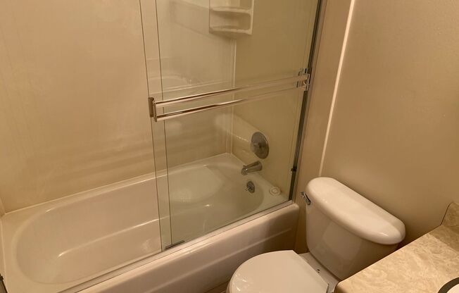 3 beds, 2 baths, $3,900, Unit 402