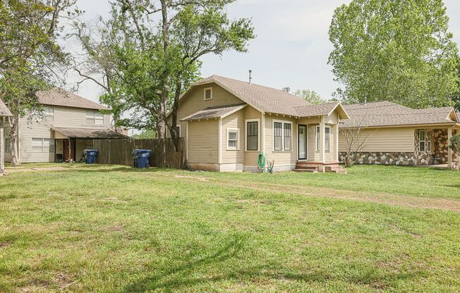 Adorable cottage in the heart of Tomball!