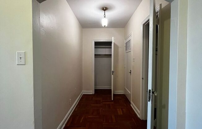 2 beds, 1 bath, 975 sqft, $2,055, Unit Royal York 802