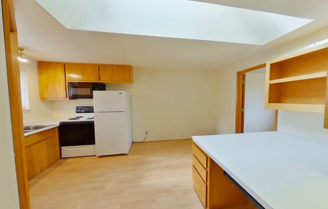 1 bed, 1 bath, $1,200, Unit C