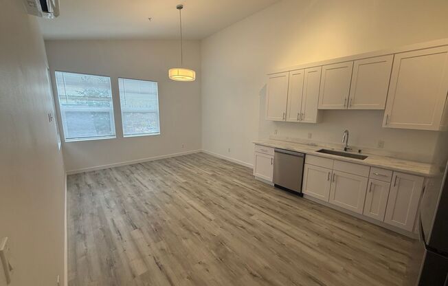 2 beds, 1 bath, 745 sqft, $1,995, Unit 8513-302