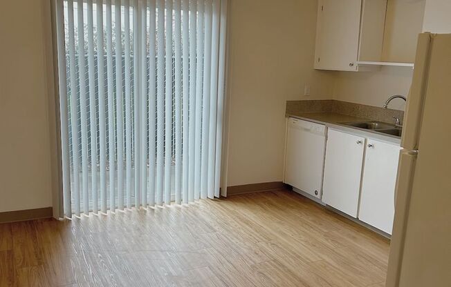 2 beds, 1 bath, 845 sqft, $1,575, Unit 49