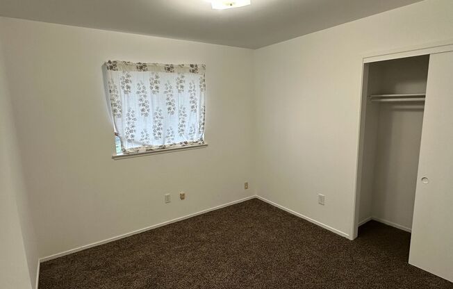 1282 TEMPE DR. - 4 BEDROOM 2 BATH - HANFORD