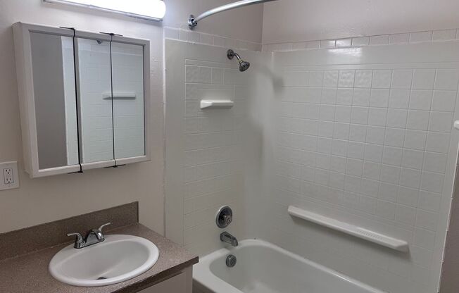 2 beds, 1.5 baths, 920 sqft, $1,595, Unit 42