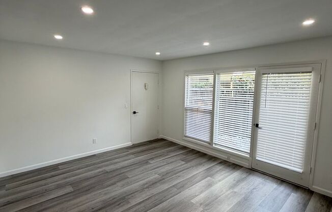 10-14 Poinsettia Ave.