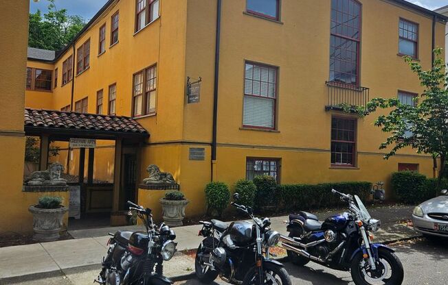 Studio, 1 bath, 337 sqft, $1,249, Unit 29