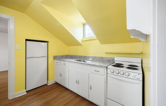 1 bed, 1 bath, $1,100, Unit Carriage House Apt