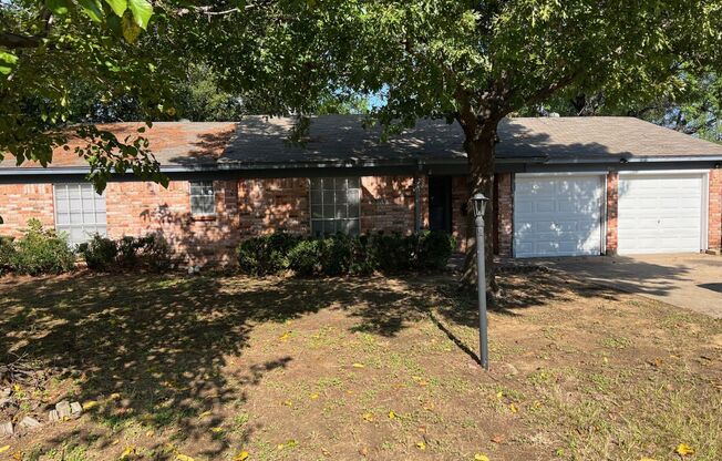 211 Turtle Creek Dr, Arlington TX 76010