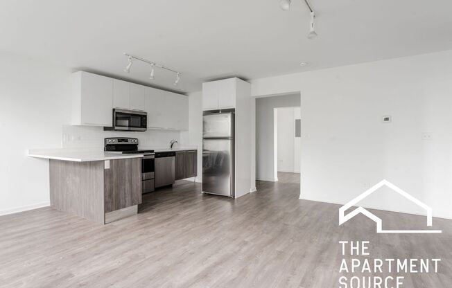 Stylish 2 Bed in Uptown - Steps from the Beach, Transit & More!