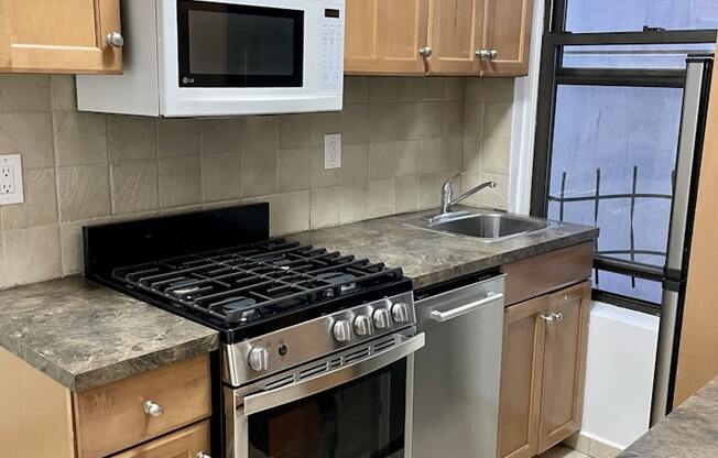 2 beds, 1 bath, $3,000, Unit 2F