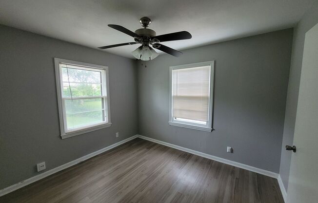 3 beds, 1 bath, $1,095, Unit 6004