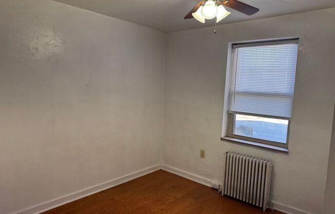 3 beds, 1 bath, $2,010, Unit 116B