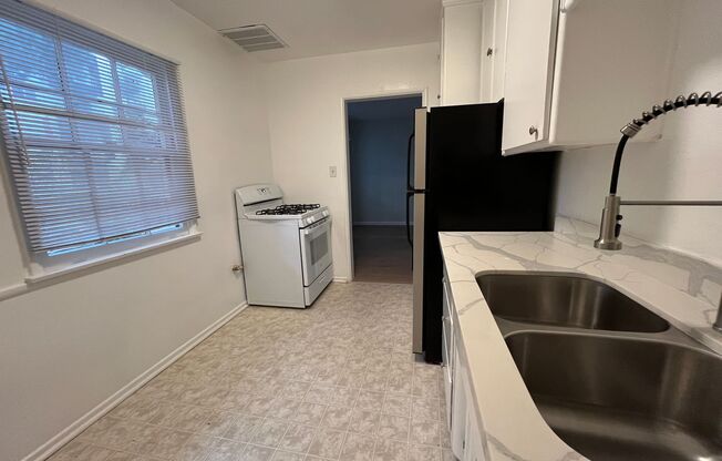 Studio, 1 bath, 625 sqft, $1,448, Unit 11