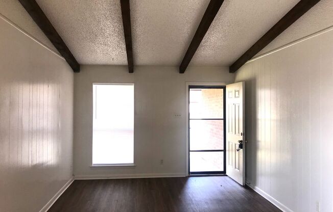 Cute single story 2 Bedroom Duplex in Burleson
