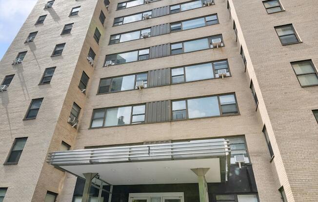 2 beds, 1 bath, $3,000, Unit 1E