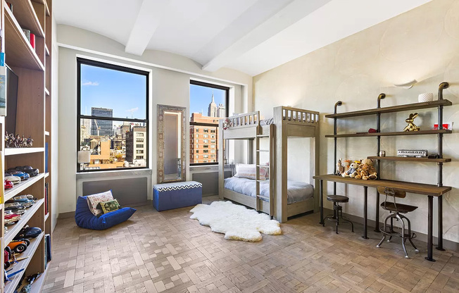 257 W 17 ST