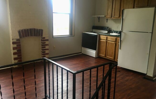 3 beds, 1 bath, 700 sqft, $1,375, Unit 10