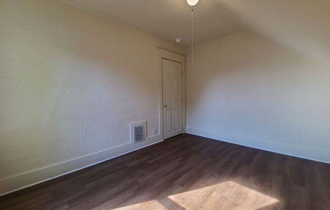 1 bed, 1 bath, 408 sqft, $850, Unit Unit 2 (Upper)