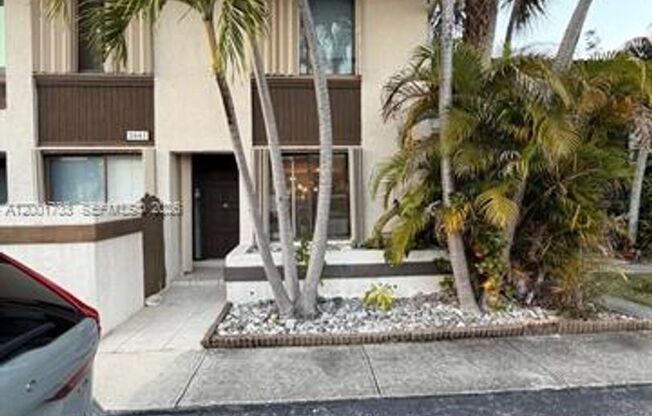 2661 NE 164th St th 40 NORTH MIAMI BEACH, FL 33160