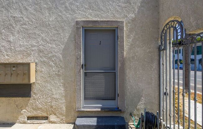 1913 E BROADWAY