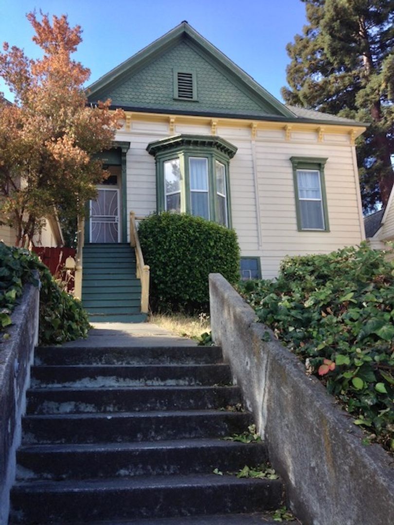 2 Bedroom 1 Bath Victorian House in Vallejo -- COMING SOON !!!