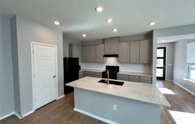 Del Valle Sundance Crossing / 4 bedrooms, 2 baths, 1 story home / Like New built 2021 / Refrigerator, Washer & Dryer