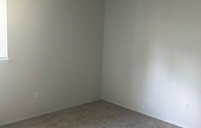 2 beds, 1 bath, 740 sqft, $1,600, Unit 335-230