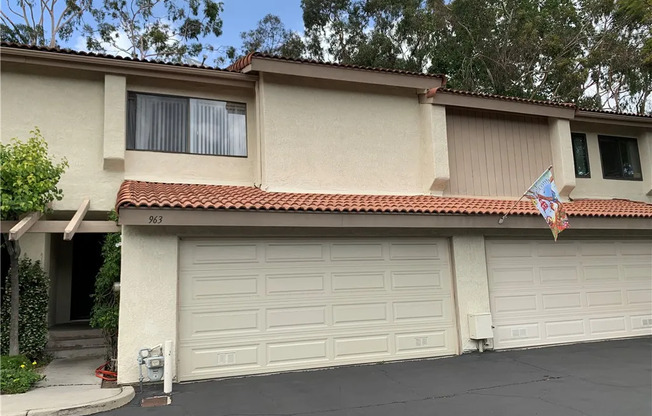 963 CREEKSIDE DR
