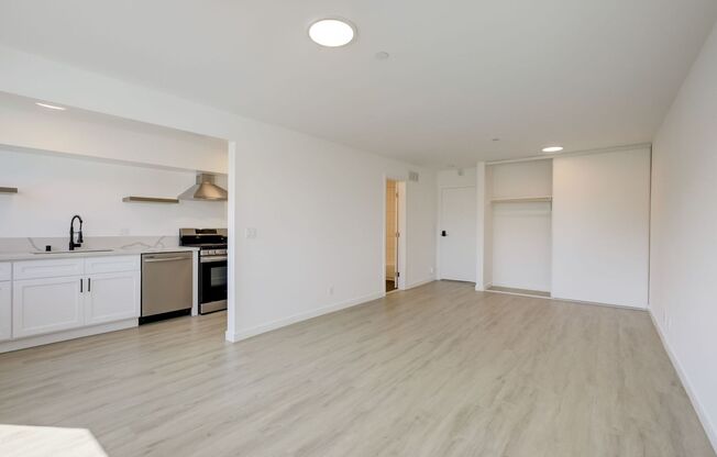 Studio, 1 bath, 425 sqft, $1,949, Unit 204